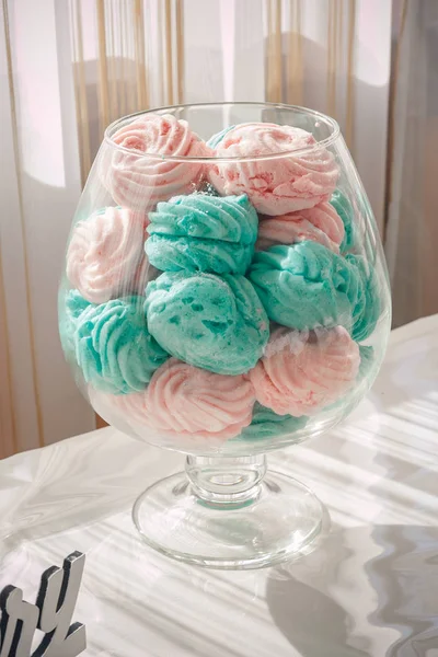 Nahaufnahme von Hochzeits-Cupcakes auf einem Glasständer auf einem Desserttisch an der Rezeption platziert, rosa-braune Farbpalette — Stockfoto