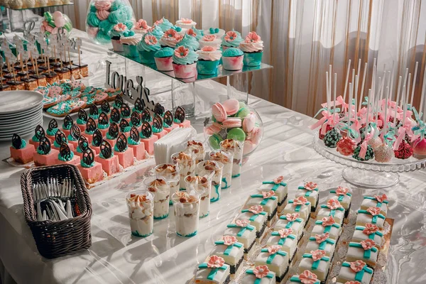 Foto de cerca de cupcakes de boda colocados en un soporte de vidrio en una mesa de postres en la recepción, rosa-marrón paleta de colores —  Fotos de Stock