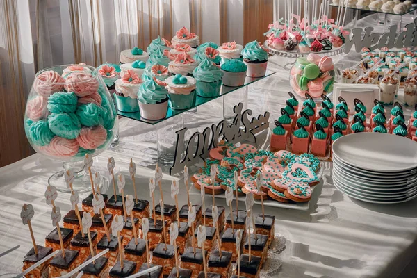 Foto de cerca de cupcakes de boda colocados en un soporte de vidrio en una mesa de postres en la recepción, rosa-marrón paleta de colores —  Fotos de Stock
