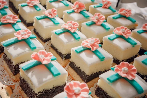 Foto de cerca de cupcakes de boda colocados en un soporte de vidrio en una mesa de postres en la recepción, rosa-marrón paleta de colores —  Fotos de Stock