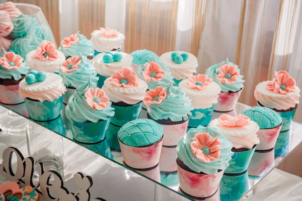 Foto de cerca de cupcakes de boda colocados en un soporte de vidrio en una mesa de postres en la recepción, rosa-marrón paleta de colores — Foto de Stock