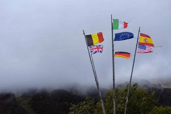 Vlajky Různých Evropských Zemí Silnici — Stock fotografie