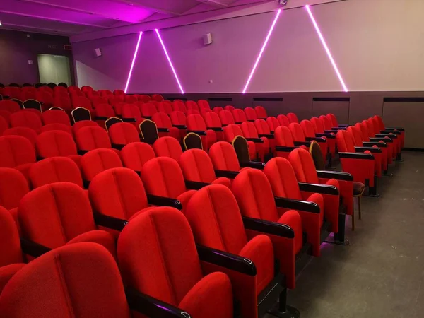 Aula Auditorium Kosong Dengan Kursi Merah — Stok Foto