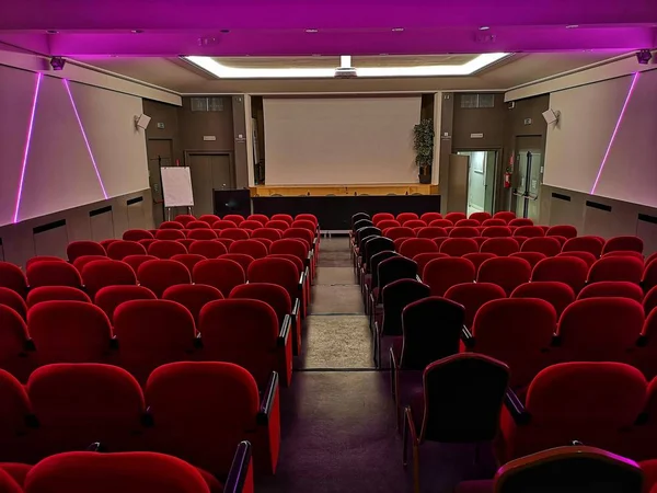 Aula Auditorium Kosong Dengan Kursi Merah — Stok Foto