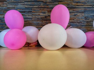 Parti masasında balonlar