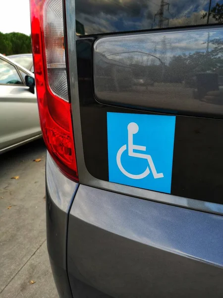 Mini Van Avec Symbole Pour Les Transports Handicapés — Photo