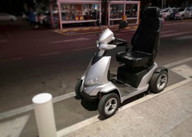Alışveriş merkezine park edilmiş elektrikli sandalye.