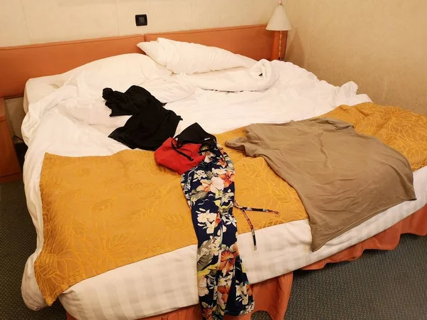 Łóżko Niepościelone Ubraniu — Zdjęcie stockowe