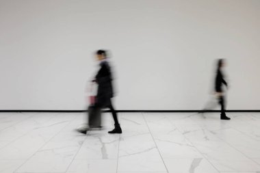 Tramvayla izole edilmiş bulanık kişi