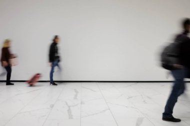 Tramvayla izole edilmiş bulanık kişi