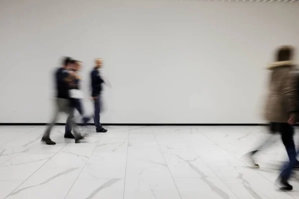 Havaalanındaki insanların dikkati dağınık.