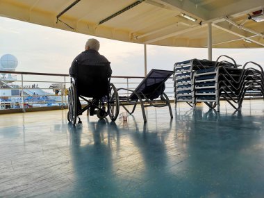 Tekerlekli sandalyede son sınıf öğrencisi