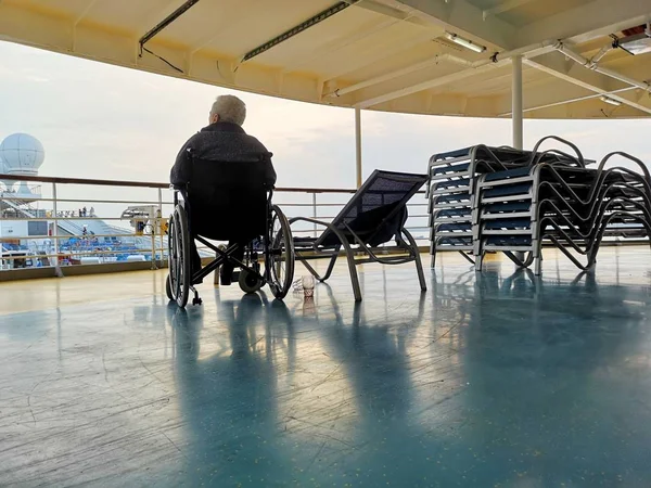 Tekerlekli sandalyede son sınıf öğrencisi