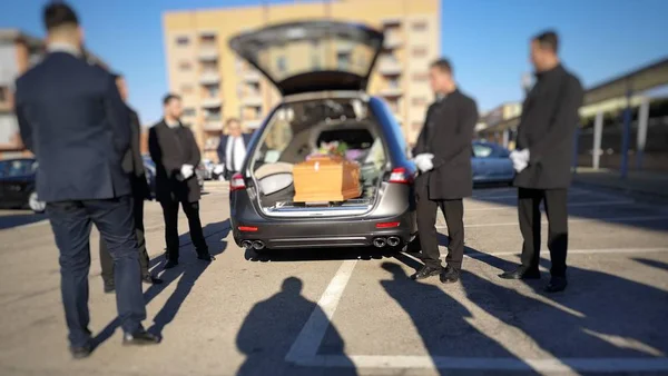 Carro Funerário Com Caixão Coveiros — Fotografia de Stock