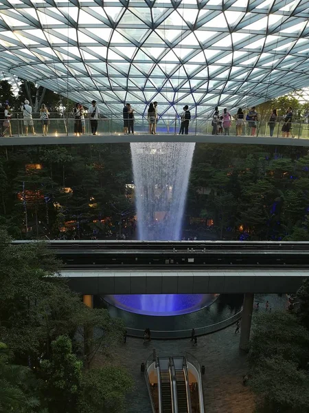 Mücevher Singapur Changi Havaalanı Çeşmesi