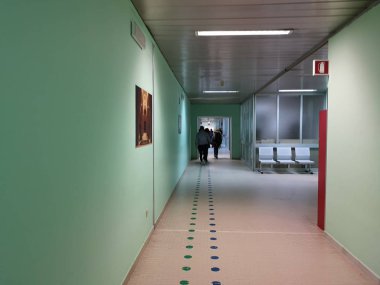 Hastane koridoru tanınmayan insanlarla dolu.