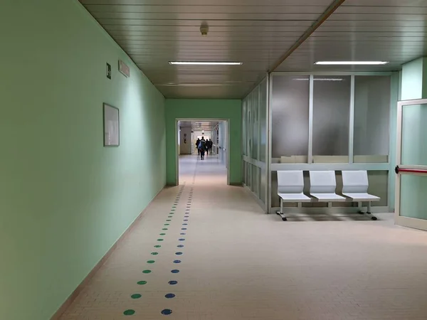 Hastane Koridoru Tanınmayan Insanlarla Dolu — Stok fotoğraf