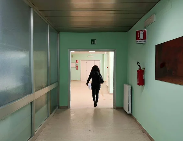 Hastane koridoru tanınmayan insanlarla dolu.