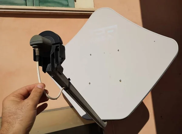 Çatıda Parabolik Anten Onarımı — Stok fotoğraf
