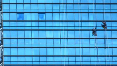 Gökdelendeki pencere temizleyicisi çalışıyor