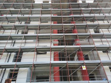 İnşaat iskelesi olan bina.