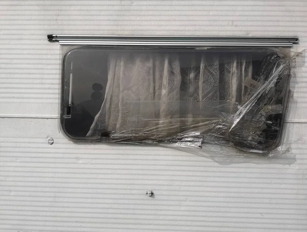 Eski ve kırık karavan penceresi