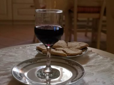 Küçük masada bir kadeh kırmızı şarap