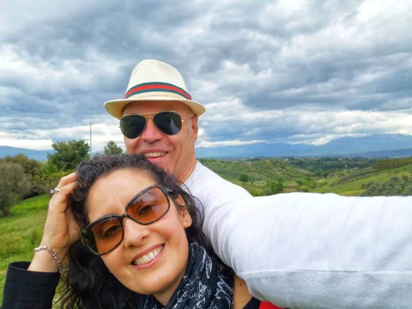 Yeşil kırsaldaki çiftin selfie 'si.