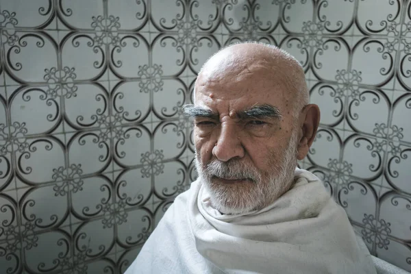 Älterer Mann wartet im Badezimmer auf seinen Haarschnitt — Stockfoto