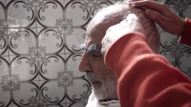 Años Edad Anciano Turco Musulmán Conseguir Corte Pelo Baño Vendimia — Vídeo de stock