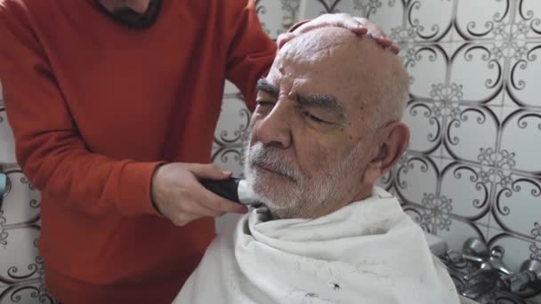 80Χρονος Ηλικιωμένος Τούρκος Μουσουλμάνος Που Ξυρίζεται Στο Παλιό Του Μπάνιο — Αρχείο Βίντεο