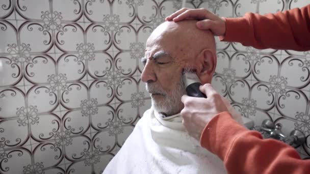 Años Edad Anciano Turco Musulmán Hombre Consiguiendo Barba Afeitado Vintage — Vídeo de stock