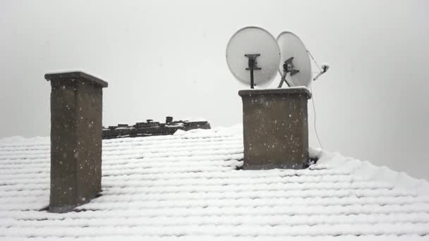 Střecha Satelitní Miskou Komínem Pod Silným Sněhem Zpomaleném Filmu — Stock video