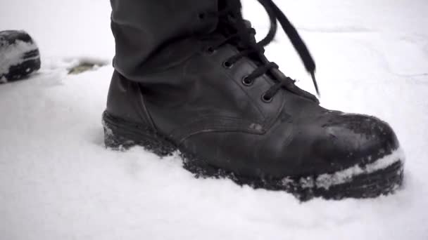 Ángulo Recto Hombre Que Usa Botas Combate Pisa Nieve Poderosamente — Vídeos de Stock