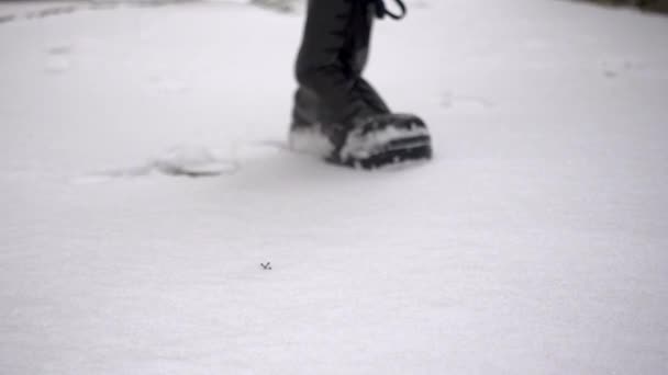 Främre Bild Mäktig Soldat Bär Pjäxor Steg Snö Kraftfullt Slow — Stockvideo