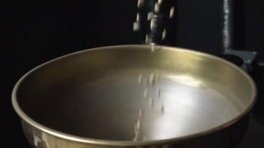 Çiğ taze kahve çekirdekleri kabine dökülüyor.