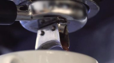 Düşük Açı Makro Yakın çekim Filtre Holder 'dan kahve akışı