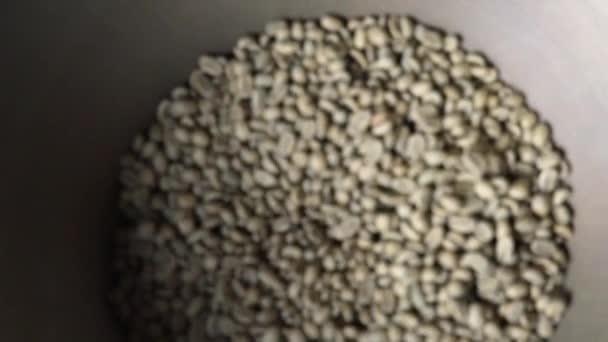 Grains de café frais égouttés dans la machine de torréfaction de café au ralenti — Video