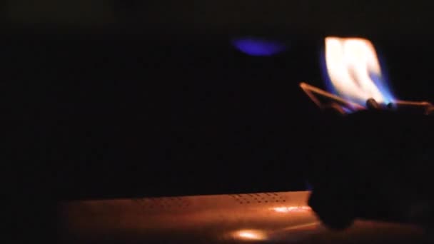 Kaffeeröster Feuer brennt in Zeitlupe zum Rösten von Kaffee — Stockvideo