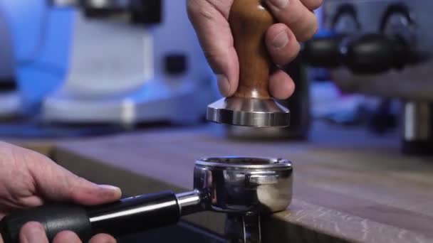 Het drukken van koffie voor Expresso Machine Slow Motion — Stockvideo