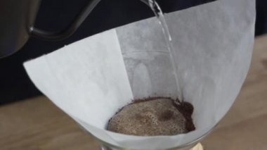 Chemex 'e Üçüncü Nesil Kahvesini Yavaş Çekimde Hazırlayan Su
