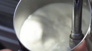 Barista Buharlı Süt Kahve Makinesi Kullanıyor