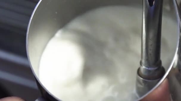 Barista dampfende Milch mit Kaffeemaschine — Stockvideo