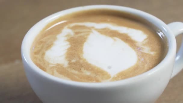 Barista serviert eine erfolglose, gescheiterte Latte Art — Stockvideo