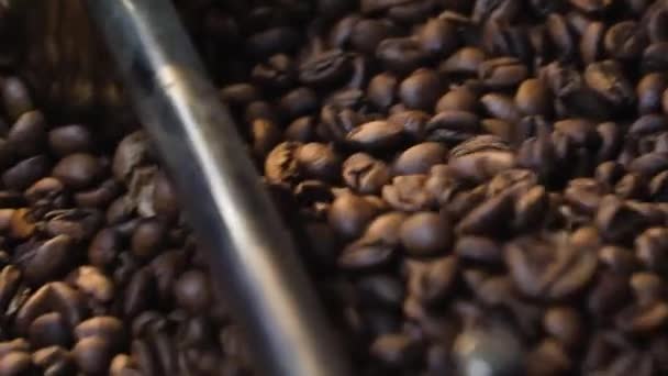 Tracking Shot van een mechanische arm, terwijl het mengt gebrande koffiebonen — Stockvideo