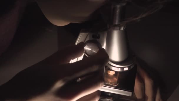Joven Científico Con Pelo Desordenado Mirando Través Microscopio Tarde Noche — Vídeo de stock