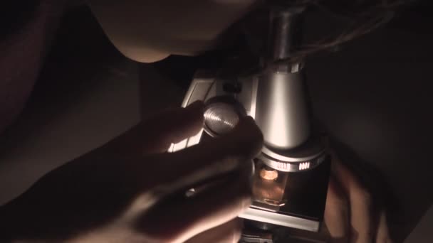 Jovem Cientista Com Cabelos Bagunçados Olhando Através Seu Microscópio Tarde — Vídeo de Stock