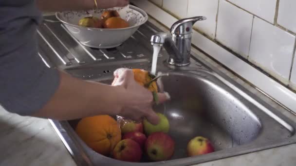 Kadın Mutfaktaki Lavaboda Taze Meyve Yıkıyor — Stok video