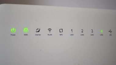 İnternet modeminde yanıp sönen yeşil bağlantı ışıklarının yakın çekimi