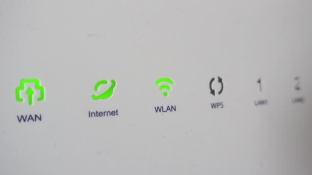 インターネットモデム上の緑の接続ライトの点滅の閉鎖ショット — ストック動画